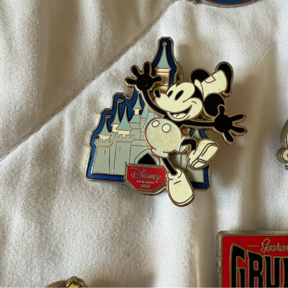 Disney Trading Pin Collection - Picture 5 of 8